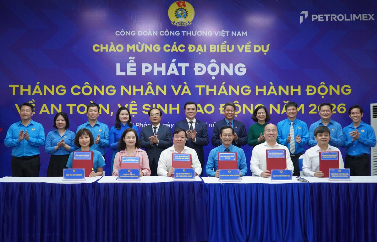 Công đoàn Công Thương Việt Nam kí kết chương trình phối hợp công tác với Báo Lao Động và các đơn vị. Ảnh: Mai Dung