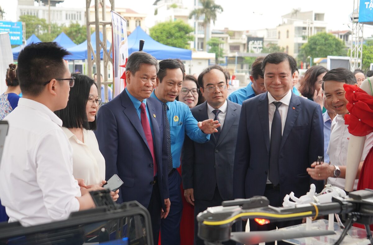 Vice President of the Vietnam General Confederation of Labor Huynh Thanh Xuan and delegates visit booths for union member welfare and science and technology, innovation of the Vietnam Industry and Trade Union. Photo: Mai Dung