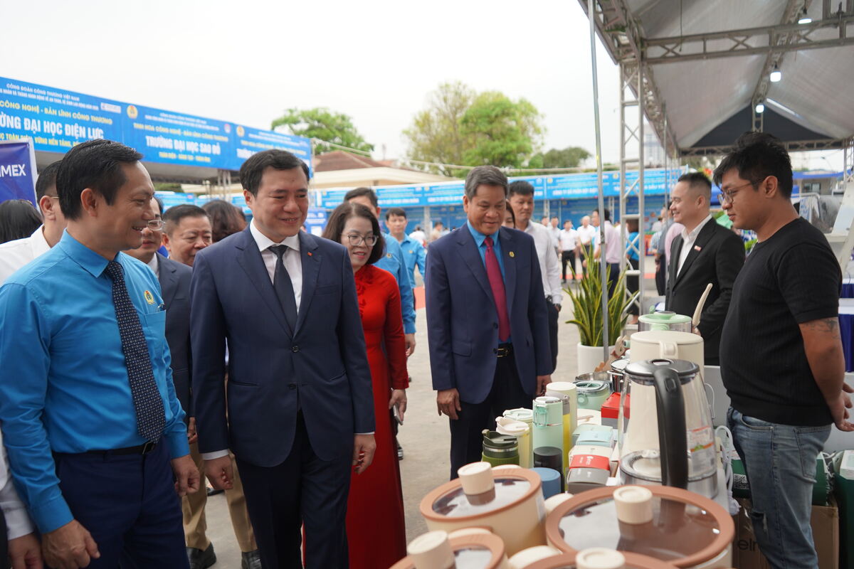 Các đại biểu tham quan các gian hàng phúc lợi đoàn viên. Ảnh: Mai Dung