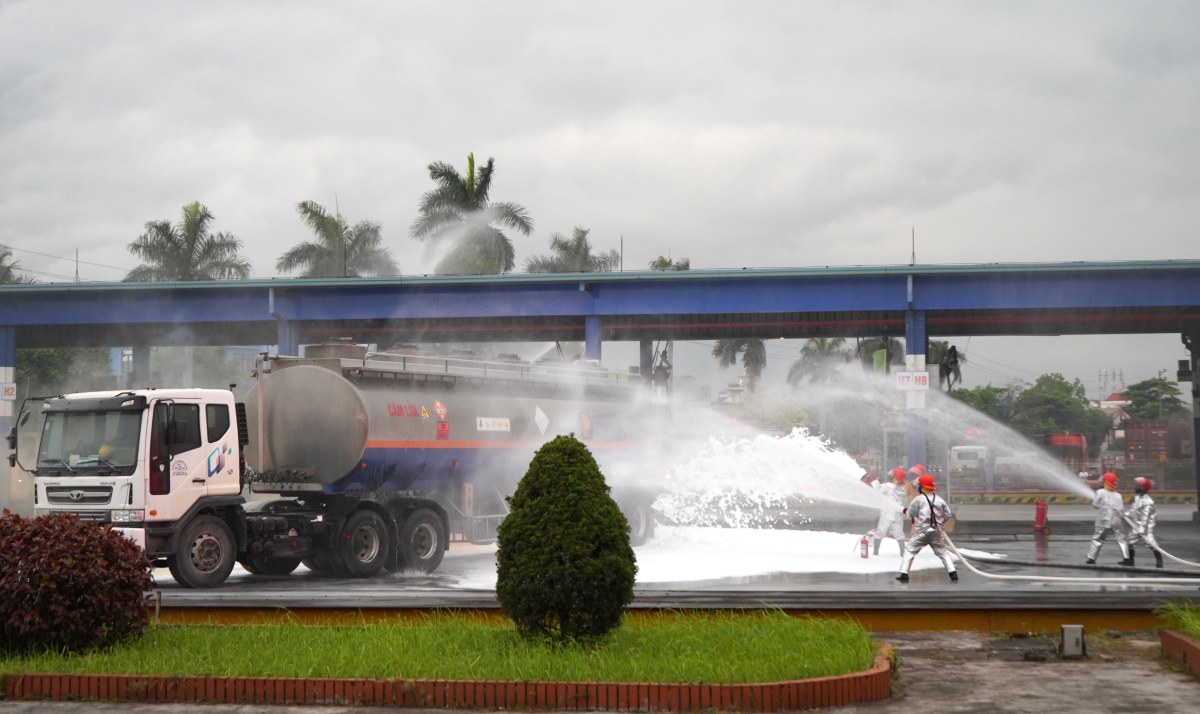 Chương trình diễn tập phòng cháy chữa cháy và phòng chống khủng bố trong khuôn khổ lễ khai mạc. Ảnh: Mai Dung