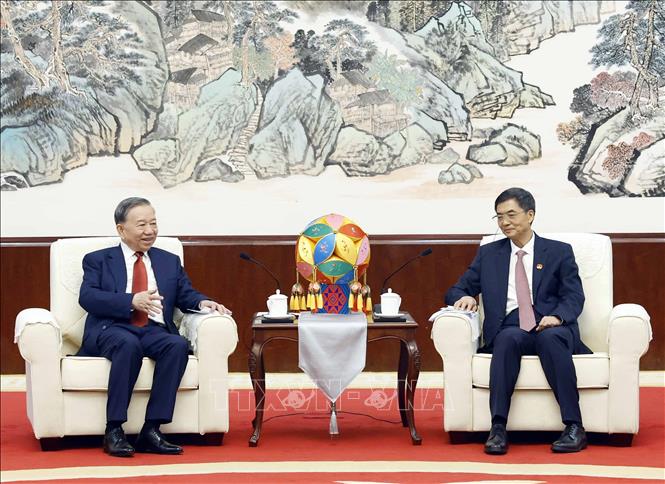 Tổng Bí thư, Chủ tịch nước Tô Lâm hội kiến đồng chí Trần Cương, Ủy viên Trung ương Đảng, Bí thư khu ủy Khu tự trị dân tộc Choang Quảng Tây. Ảnh: TTXVN