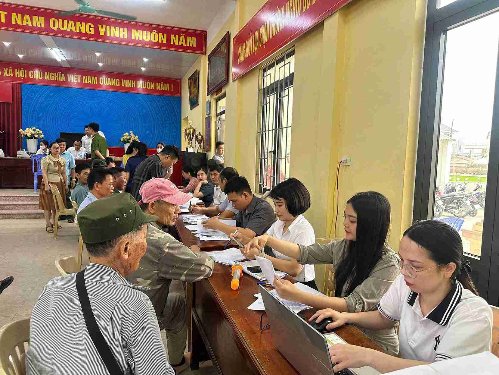 Payment of compensation to serve the mineral exploitation project of Gia Binh Port construction. Photo: Le Dai Hanh Ward