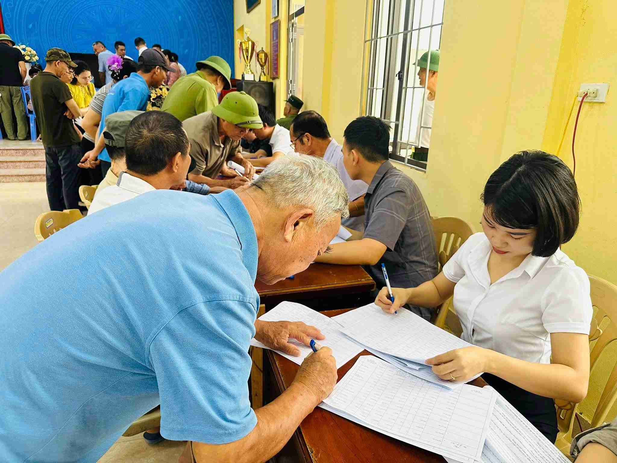 Các hộ dân nhận tiền bồi thường theo phương án đã được phê duyệt. Ảnh: Phường Lê Đại Hành