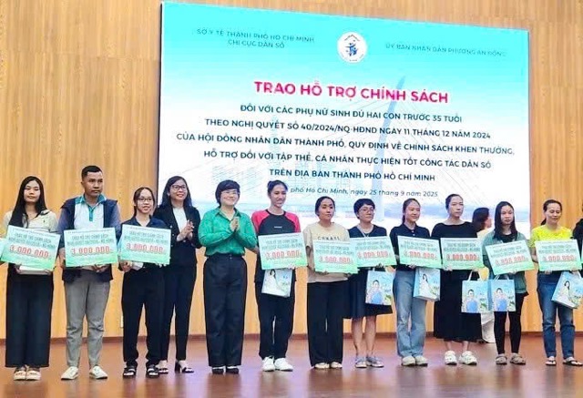 Ho Chi Minh City Population Sub-Department organizes reward support when giving birth to 2 children. Photo: DVCC