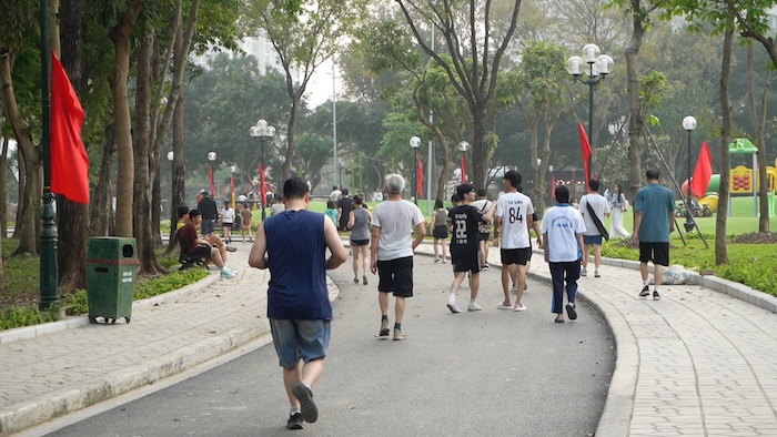 夏の暑さをしのぐために公園に繰り出す人々、専門家は適切な水分補給を推奨