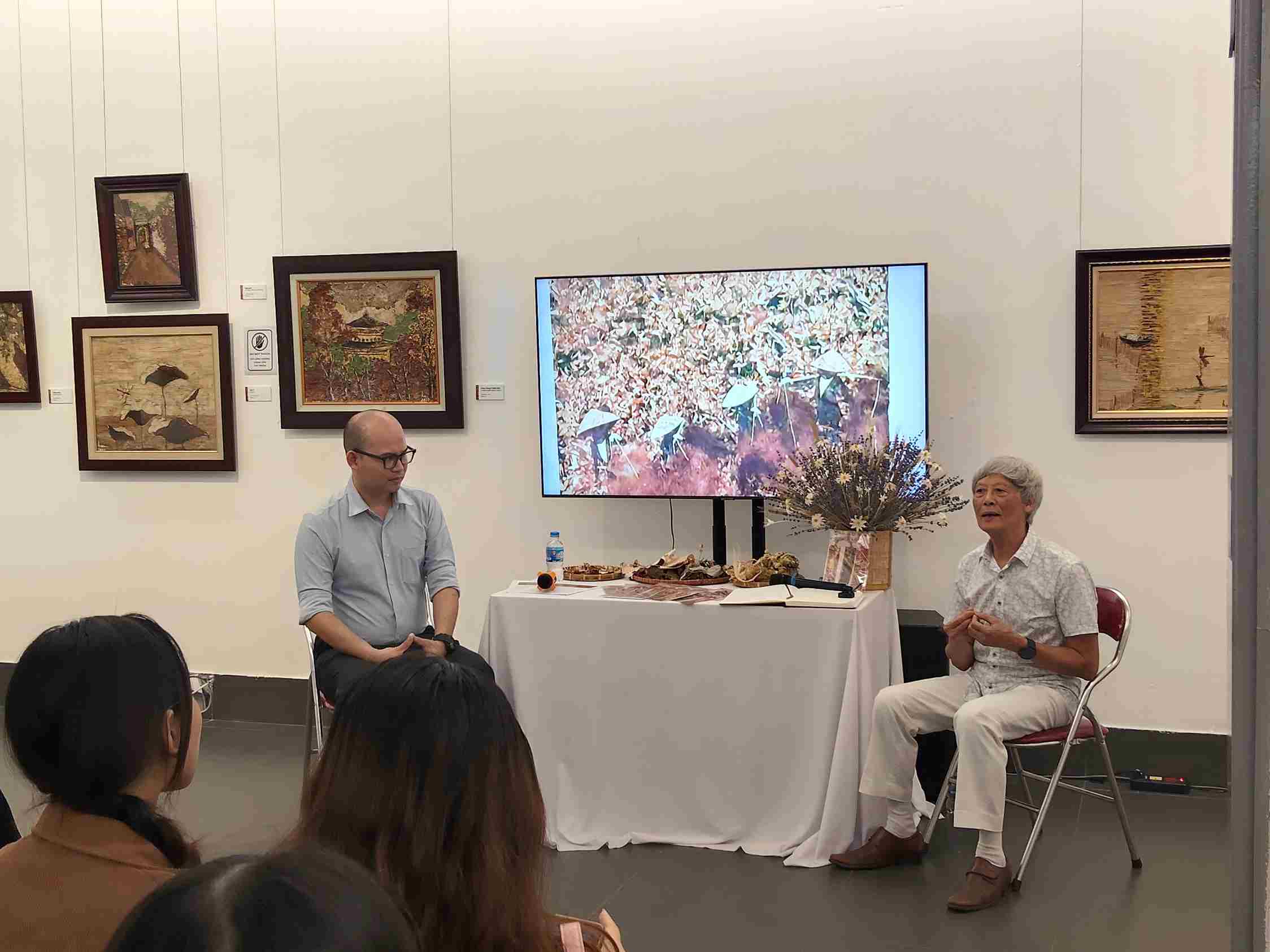 Nghệ sĩ, nhà báo Tạ Hải chia sẻ về hành trình 60 năm tìm tòi chất liệu làm tranh. Ảnh: Thanh Trúc