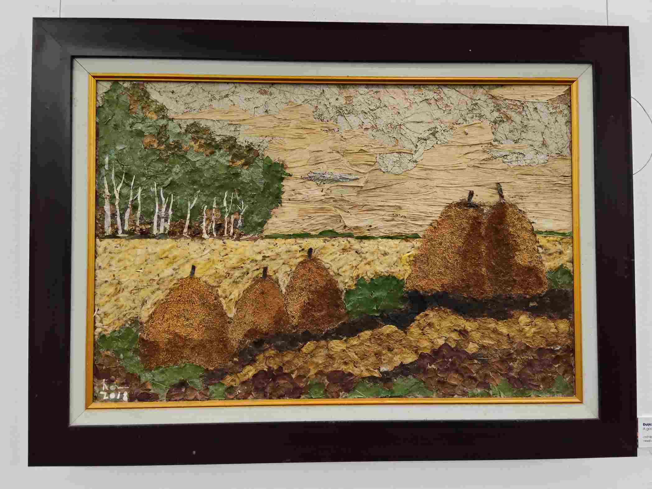 Bức tranh “Rừng thu (1)” được hoàn thiện năm 2006 được nghệ sĩ giữ nguyên màu sắc của những chiếc lá. Ảnh: Thanh Trúc