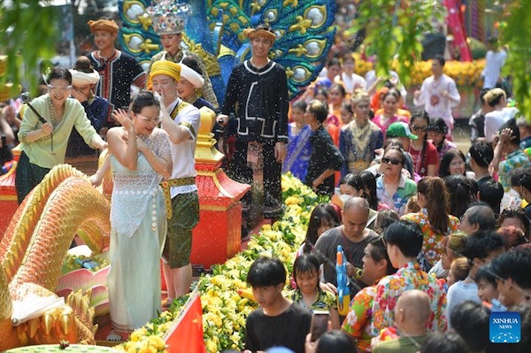 La Thaïlande devrait encaisser plus de 30,35 milliards de bahts (environ 931 millions de dollars) pendant les vacances Songkran. Photo: Xinhua