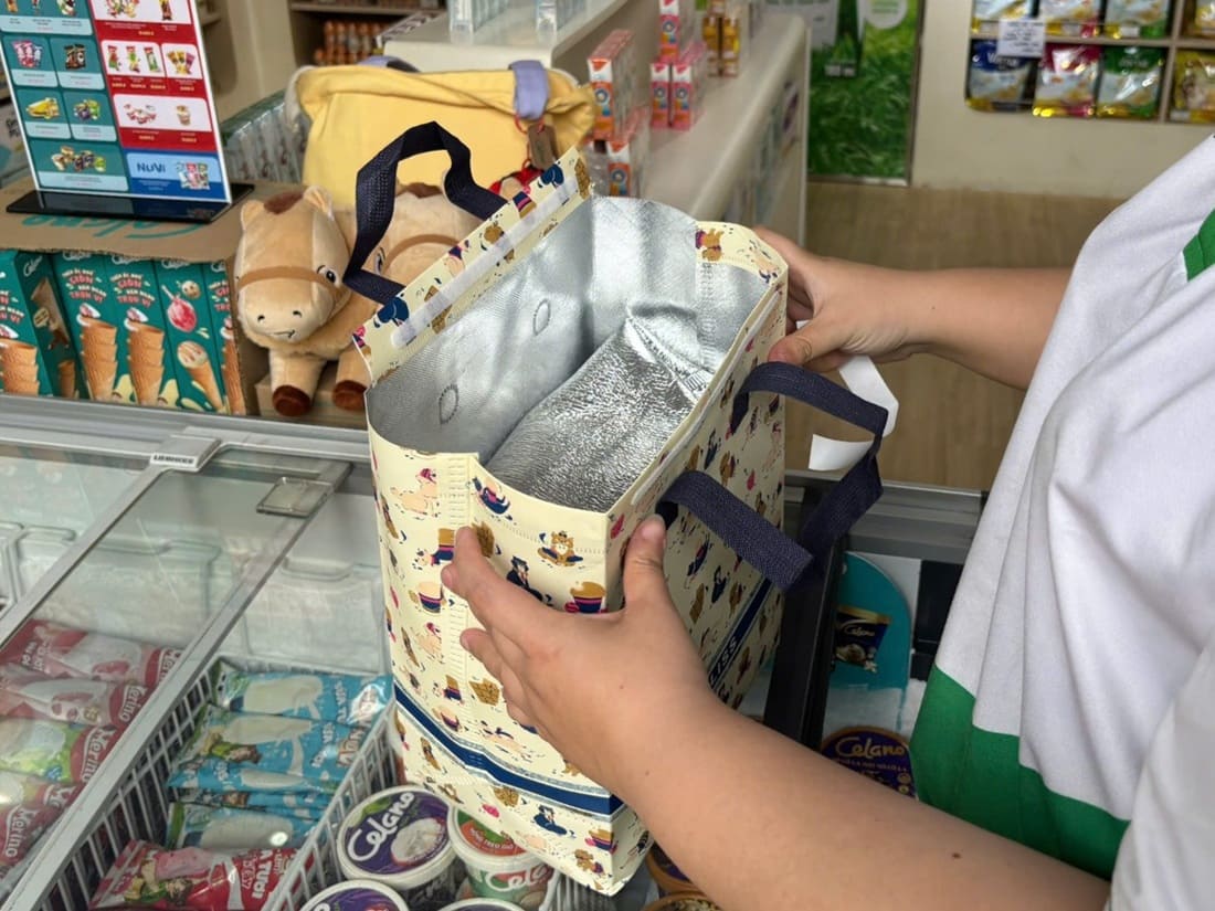 NutiFood chuẩn hóa quy trình đóng gói gồm nhiều lớp cách nhiệt với các sản phẩm kem. Ảnh: Shopee