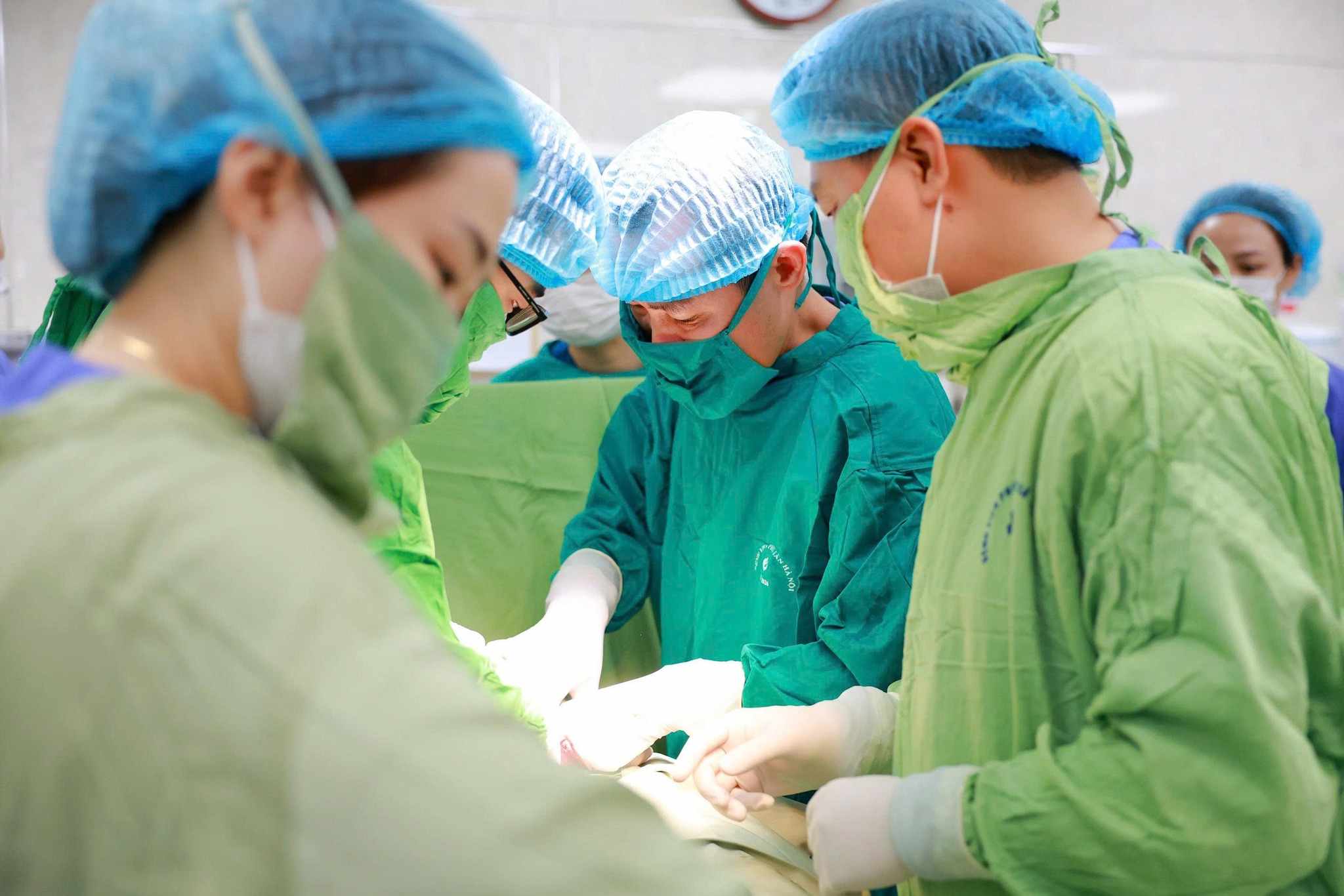 ハノイ産婦人科病院の医師チームは、最初の赤ちゃんが26週で生まれた後、2人目の妊娠をさらに13週間維持しました。写真:BVCC