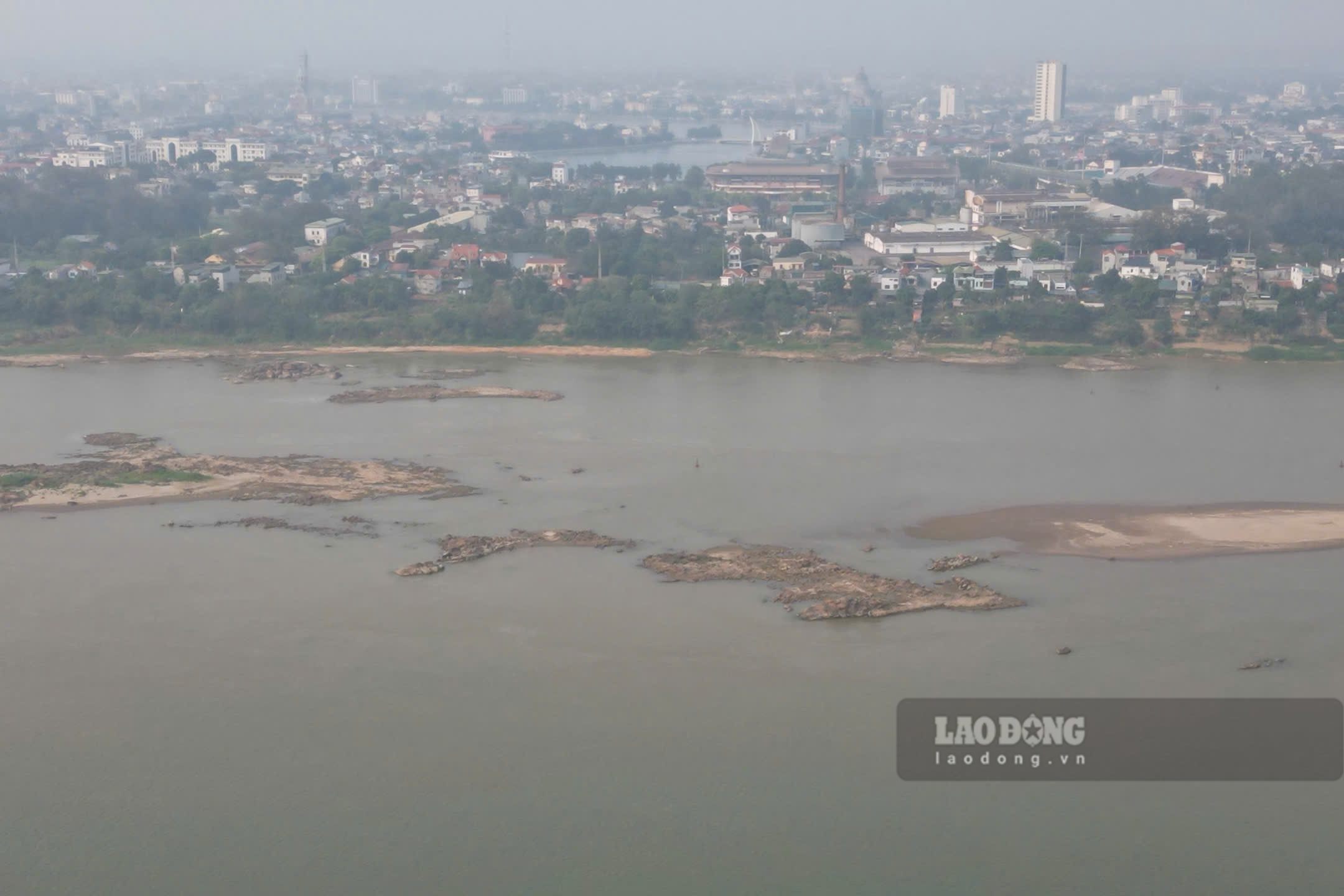 Bãi đá ngầm khổng lồ trên sông Hồng đoạn qua khu vực thành phố Việt Trì cũ. Ảnh: Tô Công