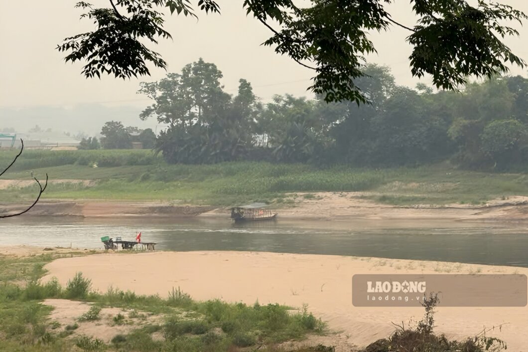 Sông Thao đoạn qua địa bàn địa bàn xã Đồng Lương dòng chảy nhỏ hẹp. Ảnh: Tô Công