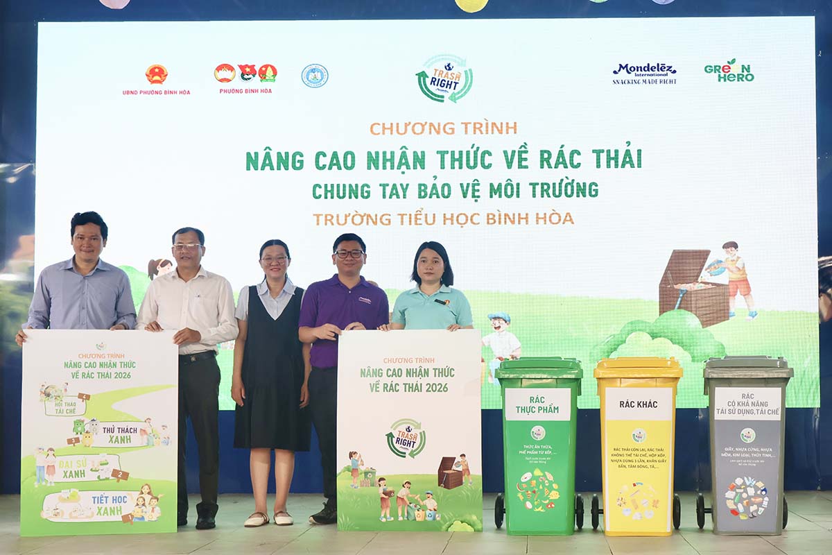 Representantes de Mondelez Kinh Do Vietnam entregan 2 estaciones verdes de clasificación de residuos en la escuela primaria Binh Hoa, Ciudad Ho Chi Minh. Foto: Empresa proporcionada