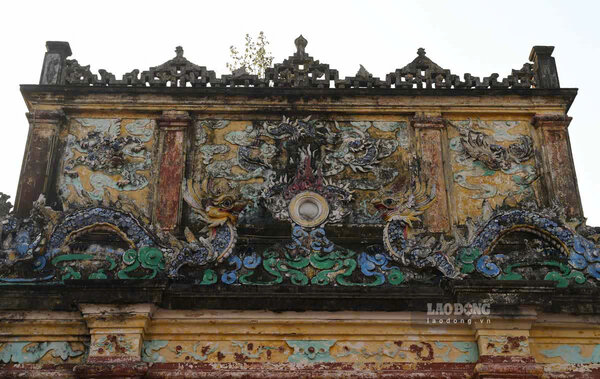 Hoa văn đắp nổi độc đáo, đậm nét cổ kính rêu phong. Ảnh: Hà Vi  