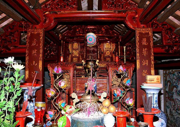 Bên trong cung thờ tại trung đường của đền Xám. Ảnh: Cổng TTĐT tỉnh Ninh Bình