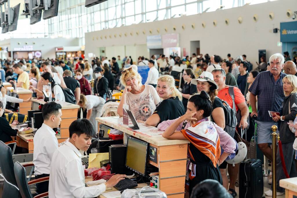 Passagers effectuant les formalités à l'aéroport international de Phu Quoc. Photo: Thanh Son