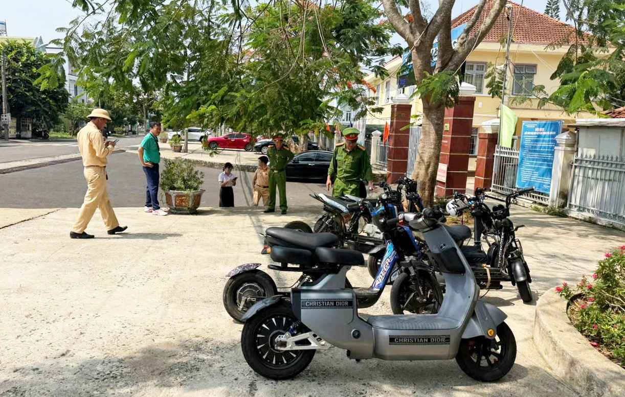 Lực lượng chức năng kiểm tra bãi xe tại các trường học trên địa bàn phường 1 Bảo Lộc. Ảnh: Phúc Khánh 