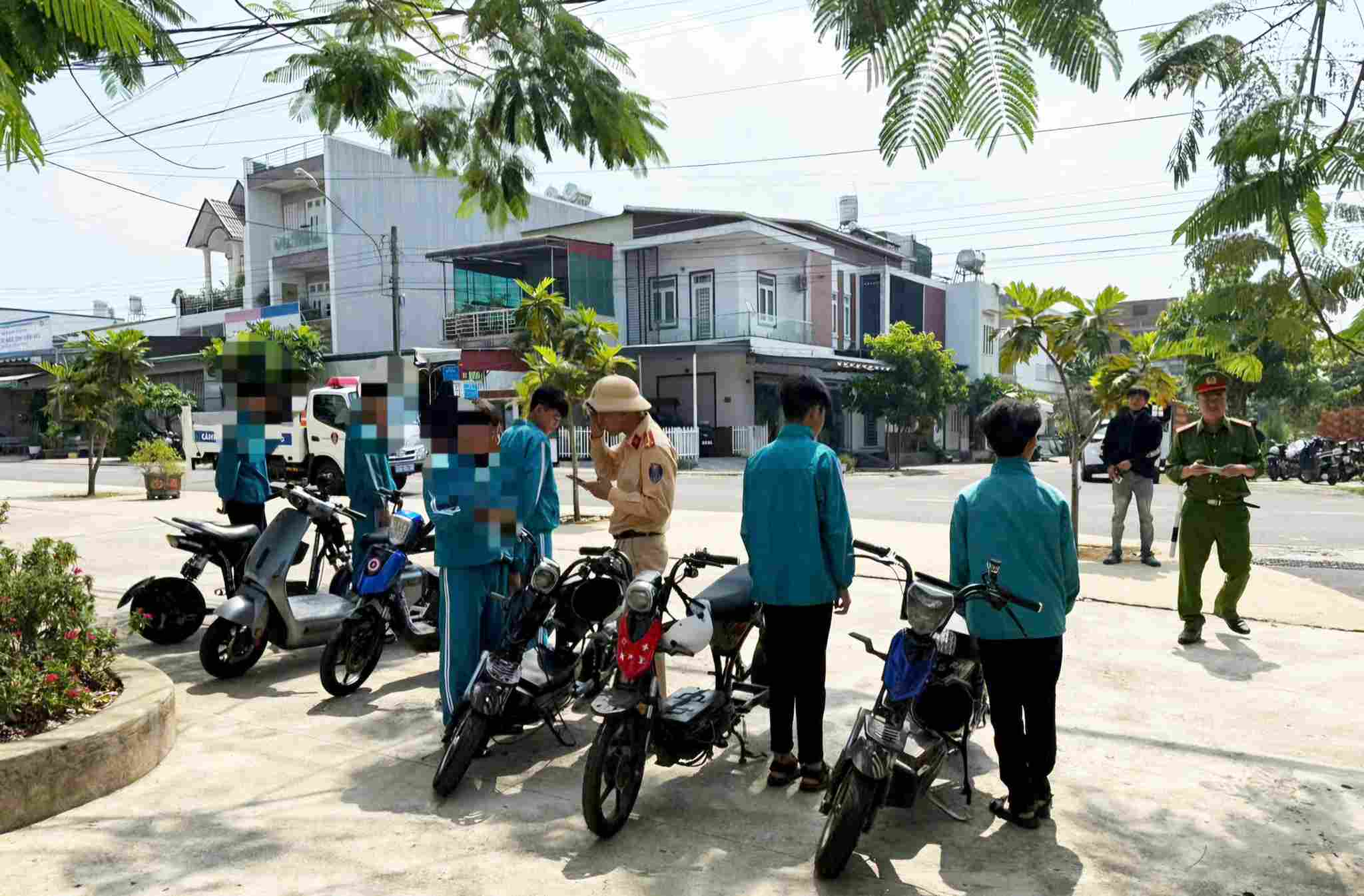 Việc sử dụng xe đạm điện độ chế tiềm ẩn nguy cơ cao xảy ra tai nạn giao thông và cháy, nổ. Ảnh: Phúc Khánh 