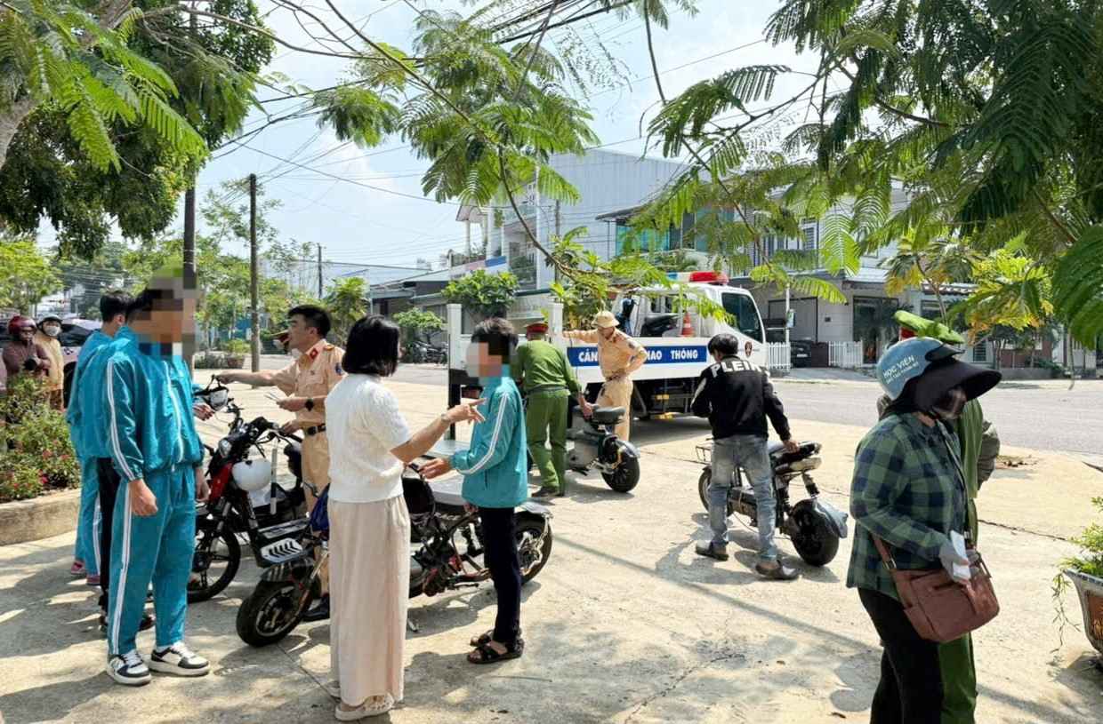 Functional forces temporarily seize modified electric bicycles of students for handling according to regulations. Photo: Phuc Khanh
