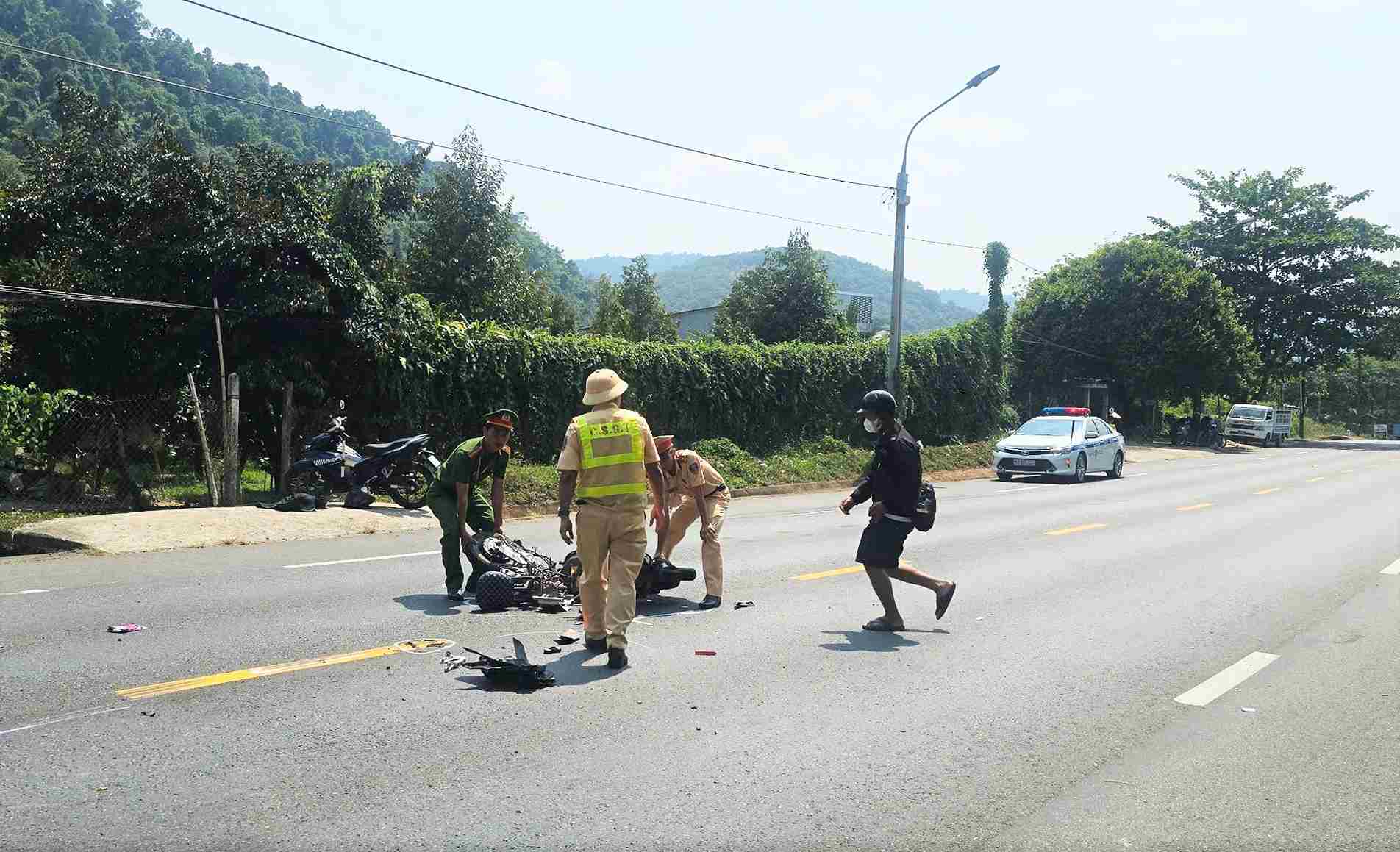 Một vụ tai nạn giao thông liên quan đến xe đạp điện xay ra trên Quốc lộ 2 (xã Đạ Huoai, Lâm Đồng) hôm 11.4, khiến một học sinh tử vong. Ảnh: Phúc Khánh 