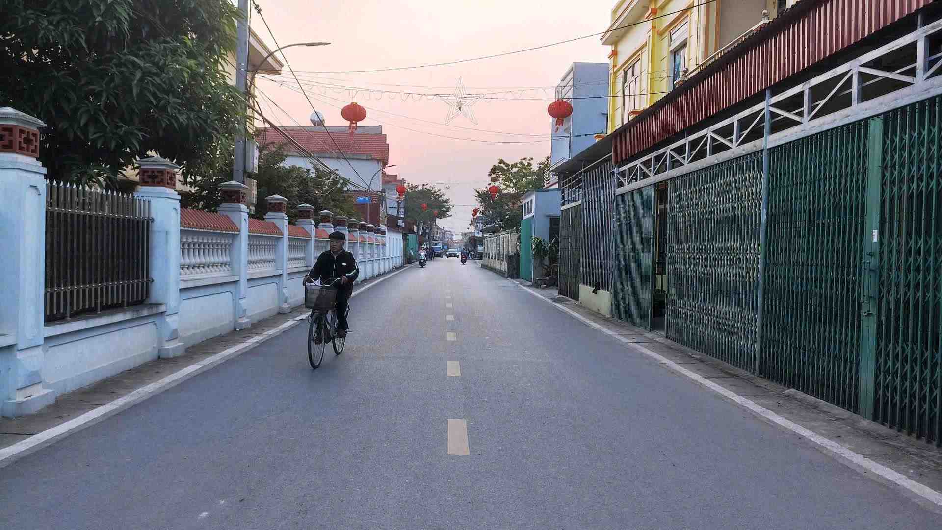 From people's land donations, the road from National Highway 10 to Khiet Ky Parish was expanded, creating convenience for people's travel. Photo: Dieu Anh