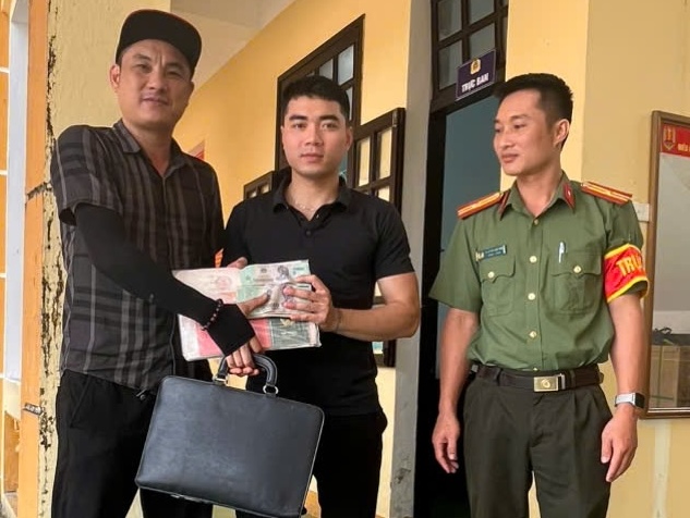 Mr. Hoang Huy Nguyen (standing in the middle) picked up 350 million VND and returned it to the loser. Photo: Truong Phu Commune Police
