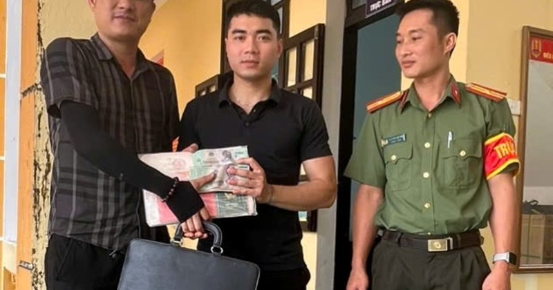 Chạy bộ nhặt 350 triệu đồng, người dân giao nộp công an