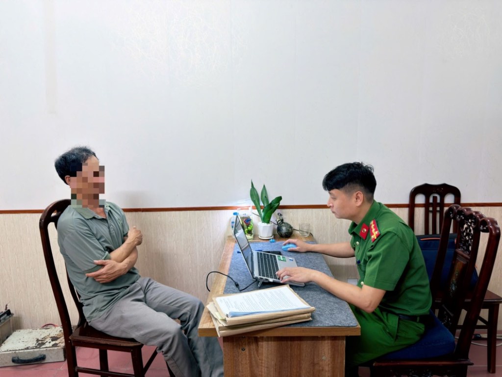 Ông P.V.Q làm việc tại Công an xã Đông Hưng. Ảnh: Công an tỉnh Hưng Yên 