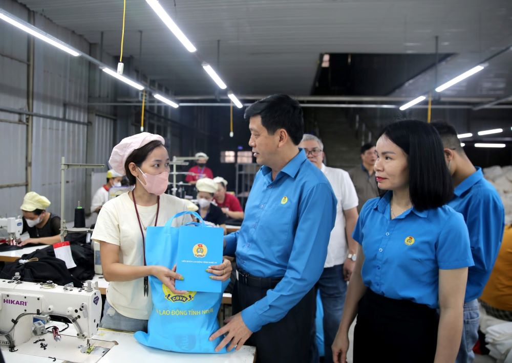 Nghe An Provincial People's Committee focuses on practical care for workers during Workers' Month. Photo: Nghe An Trade Union