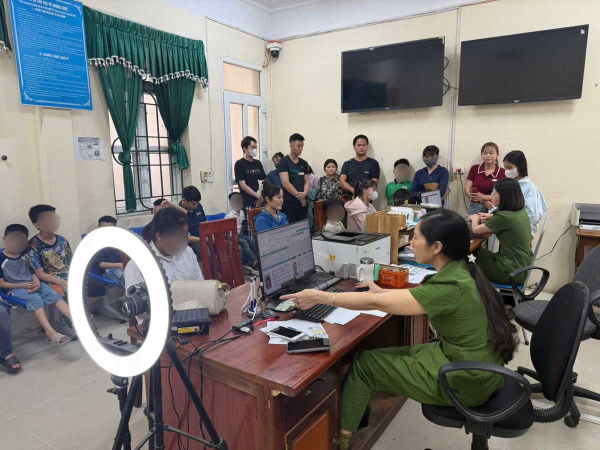Luong Bang Commune Police, Hung Yen province carry out procedures for issuing ID cards and electronic identification for students. Photo: Luong Bang Commune Police