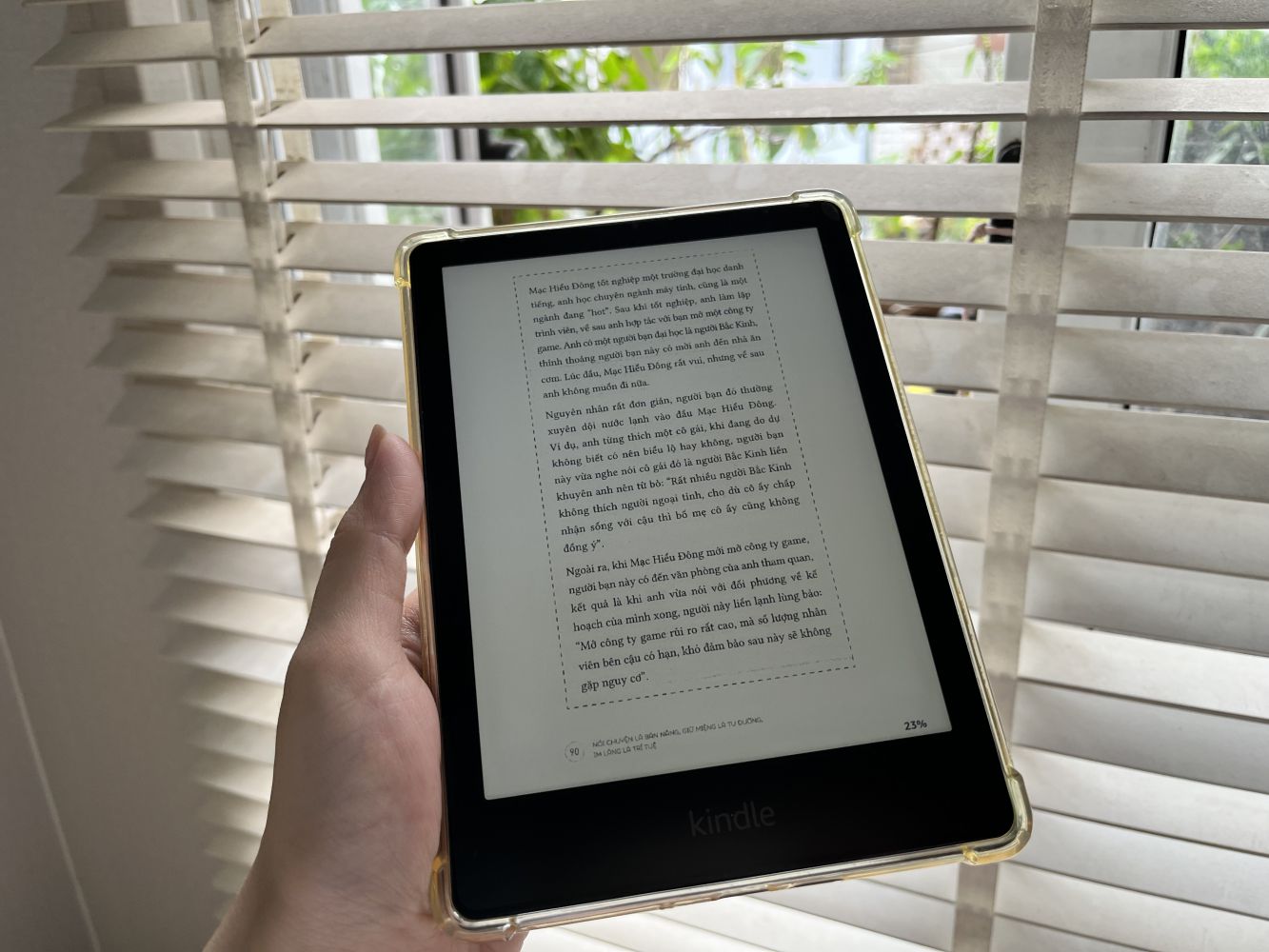 Book readers with e-ink technology in the heart are increasingly gaining the sympathy of book lovers in the digital age. Photo: Anh Vu