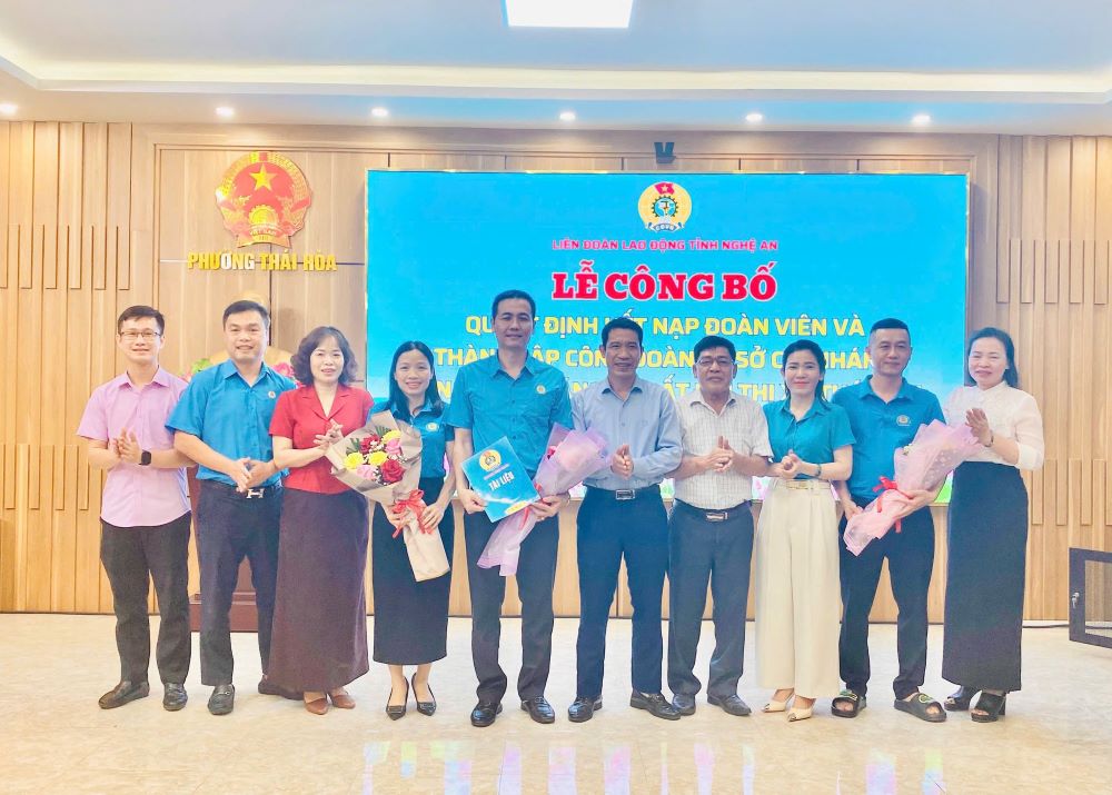 The grassroots Trade Union of Thai Hoa Land Registration Office was established with 21 union members. Photo: Nghe An Trade Union