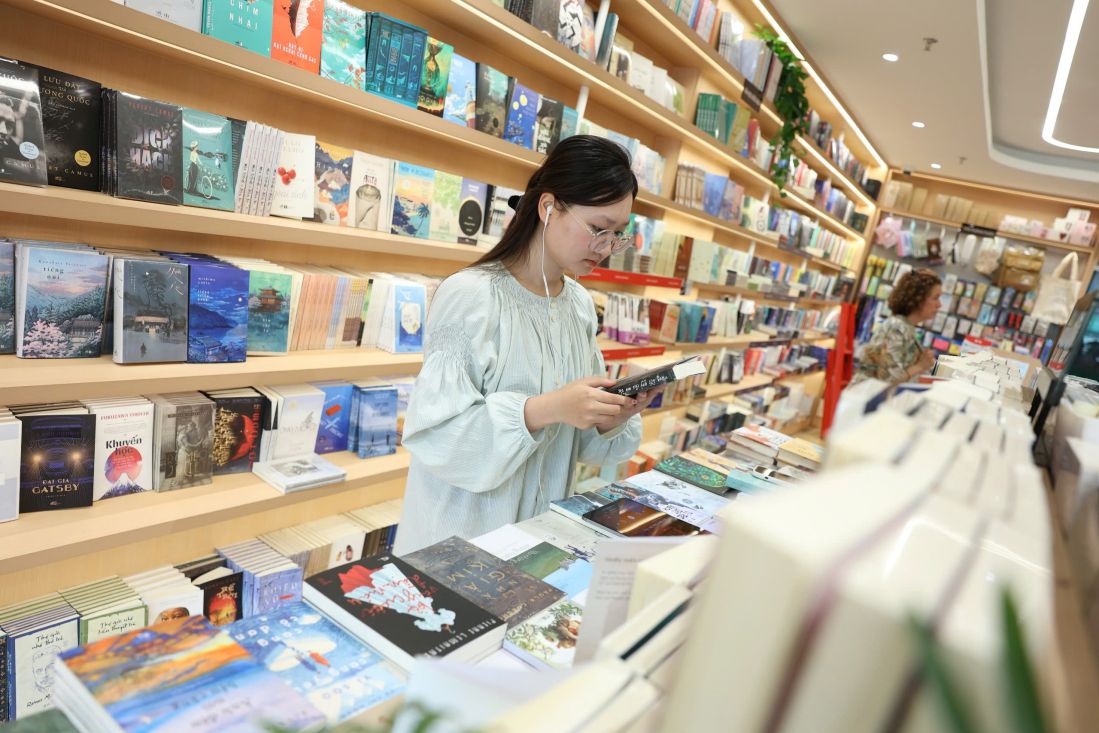 Reader Vu An Khanh at Nha Nam bookstore (Hanoi). Photo: Hai Nguyen