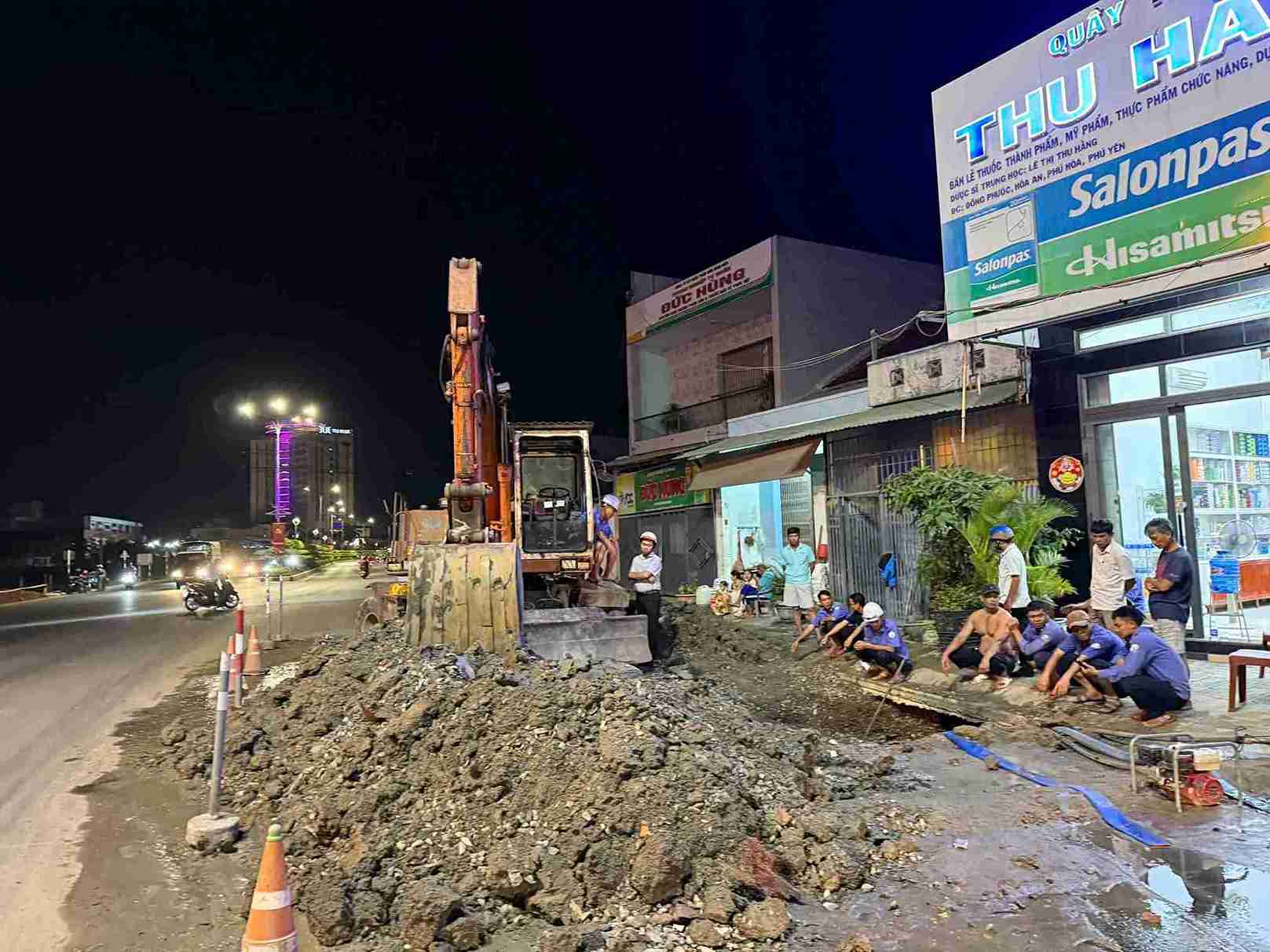 Cơ quan chức năng huy động tối đa nhân lực, vật lực để khắc phục sự cố vỡ đường ống thô. Ảnh: Miên Chính