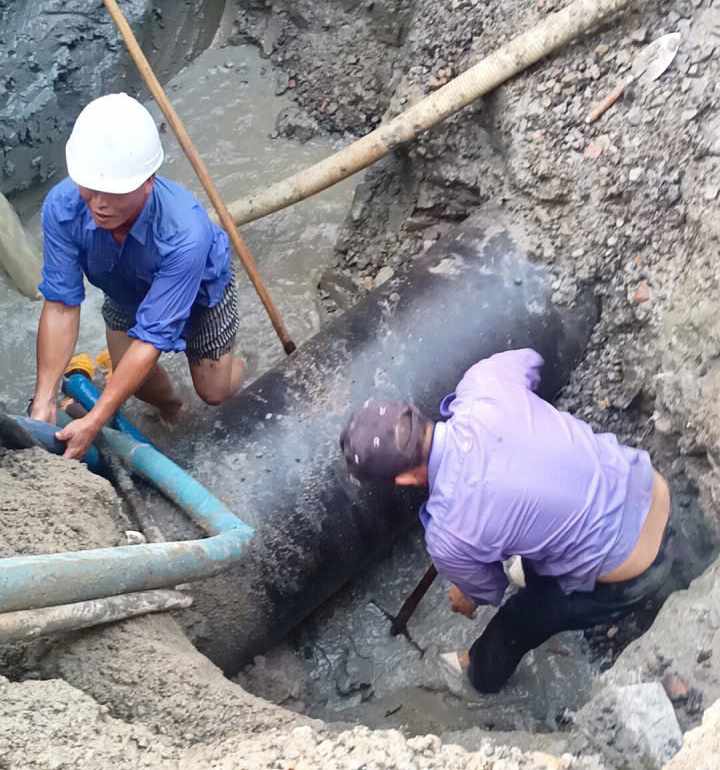 関係当局は、昨夜午後10時頃に粗いパイプラインの破損事故を復旧しました。写真:ミエン・チン