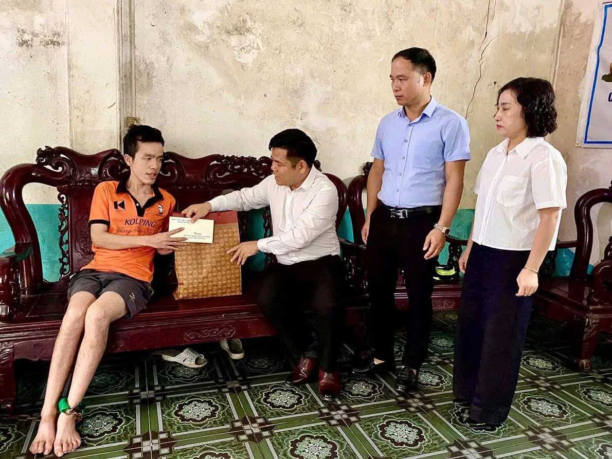 Phường Trung Tâm trao quà, động viên người khuyết tật trên địa bàn nhân Ngày Người khuyết tật Việt Nam (18.4). 
