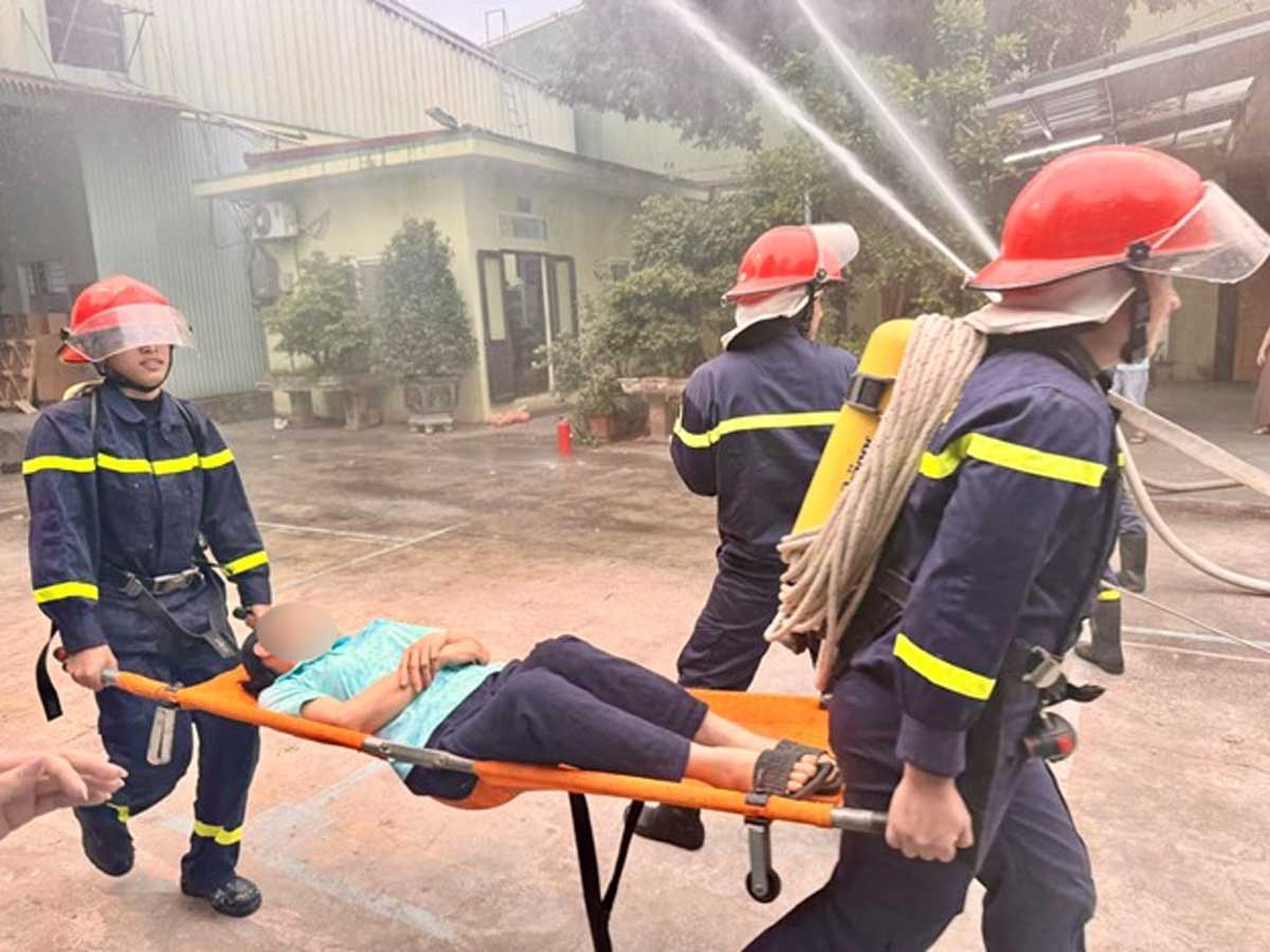 Professional training and practice of fire fighting and rescue plans at Hong Diep Paper Co., Ltd. Photo: Ninh Binh Police
