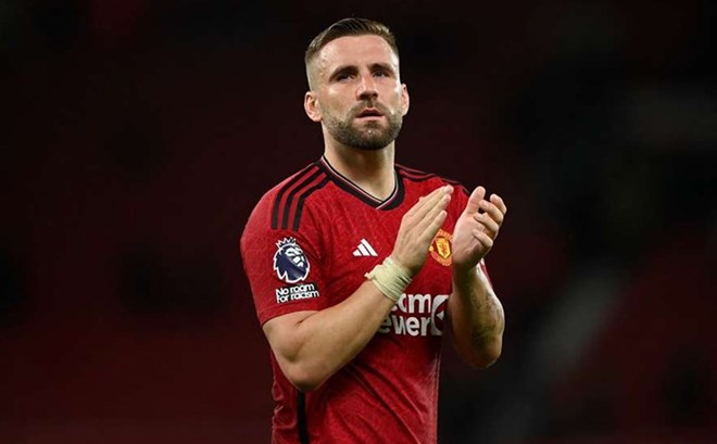 Luke Shaw có thể được kéo vào đá trung vệ.  Ảnh: AFP