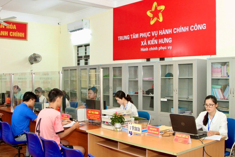 Hai Phong y muchas localidades continúan revisando el equipo no especializado a nivel comunal antes del 31 de mayo. En la foto, personas realizando trámites administrativos en el Centro de Servicio Administrativo Público de la comuna de Kien Hung (Hai Phong). Foto: haiphong. gov. vn