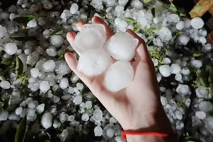 The diameter of many ice cubes as big as a chicken egg with high density continuously poured down on Bac Ha (Lao Cai) in the early morning of April 16. Photo: Huong Thu/VNA