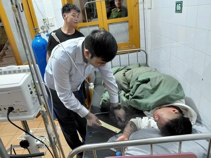   Lãnh đạo xã Bắc Hà thăm các nạn nhân bị thương đang điều trị tại Trung tâm Y tế khu vực Bắc Hà. Ảnh: TTXVN phát