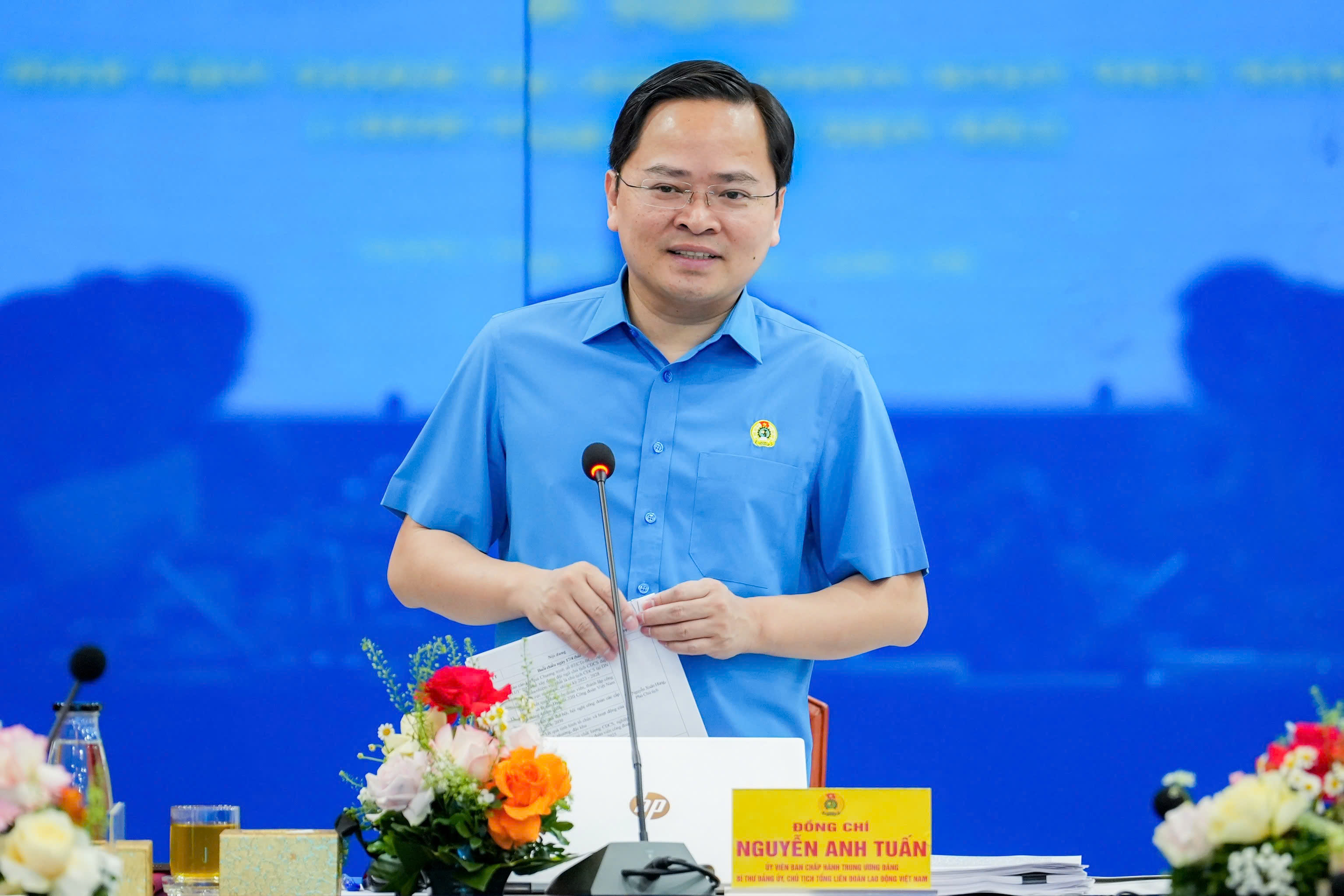 Ông Nguyễn Anh Tuấn - Ủy viên Trung ương Đảng, Phó Chủ tịch Ủy ban Trung ương Mặt trận Tổ quốc Việt Nam; Bí thư Đảng ủy, Chủ tịch Tổng Liên đoàn Lao động Việt Nam chủ trì Hội nghị lần thứ 17 (khóa XIII) Đoàn Chủ tịch Tổng Liên đoàn Lao động Việt Nam bàn thảo về các nội dung chuẩn bị cho Đại hội XIV Công đoàn Việt Nam. Ảnh: Hữu Chánh