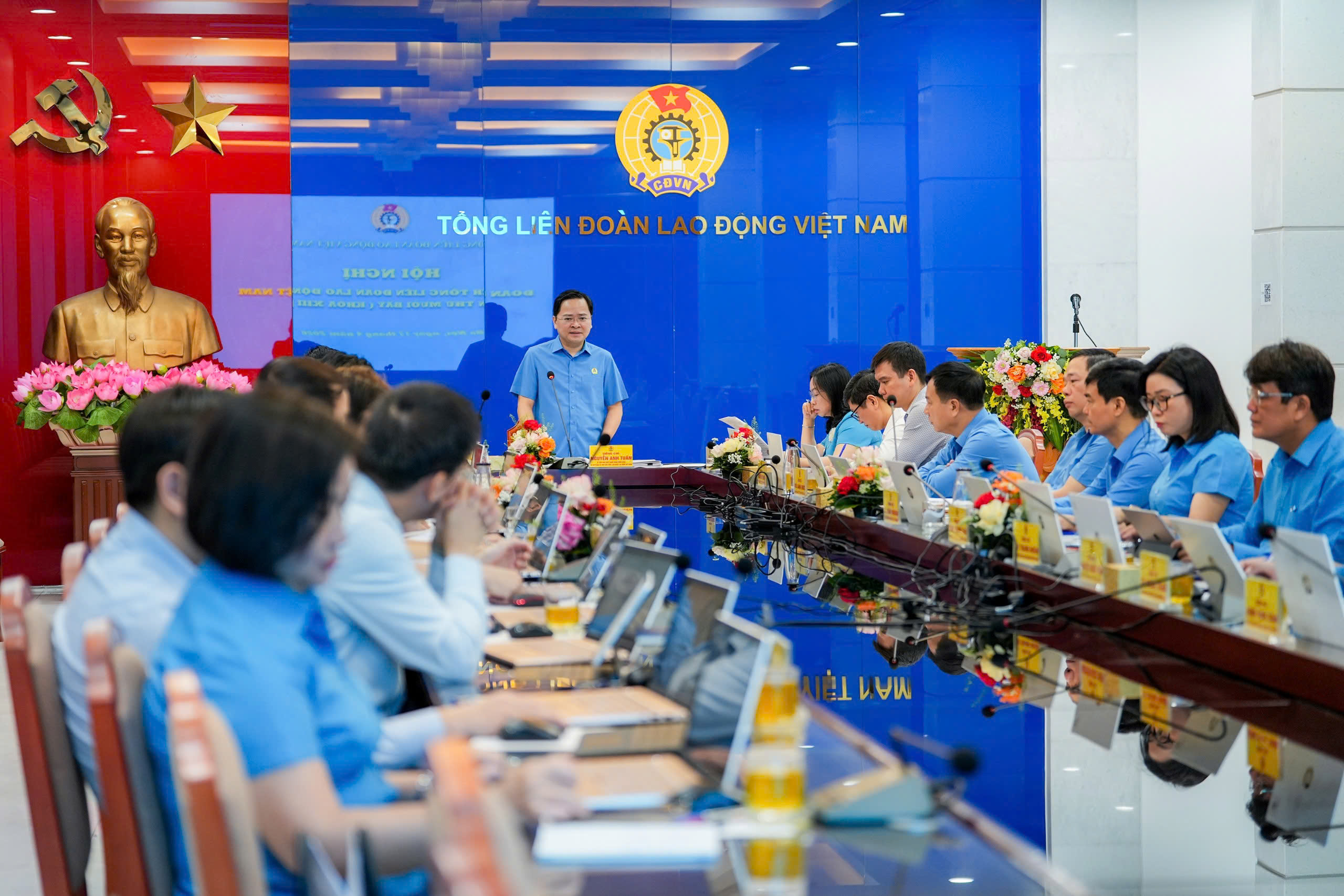 Ông Nguyễn Anh Tuấn - Ủy viên Trung ương Đảng, Phó Chủ tịch Ủy ban Trung ương Mặt trận Tổ quốc Việt Nam; Bí thư Đảng ủy, Chủ tịch Tổng Liên đoàn Lao động Việt Nam chủ trì Hội nghị lần thứ 17 (khóa XIII) Đoàn Chủ tịch Tổng Liên đoàn Lao động Việt Nam bàn thảo về các nội dung chuẩn bị cho Đại hội XIV Công đoàn Việt Nam. Ảnh: Hữu Chánh