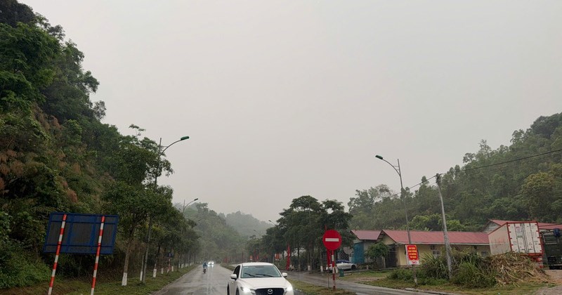 Mưa lớn bao trùm miền núi phía Bắc, nguy cơ lốc xoáy, sét và mưa đá