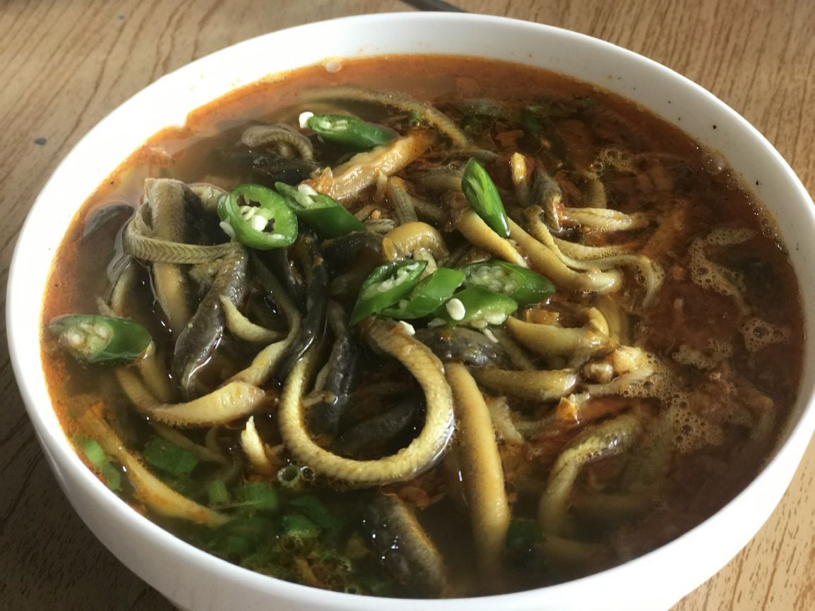 응에 지방 장어 요리의 매운맛은 모든 미식가를 매료시키는 특징이 되었습니다. 사진: 키 람