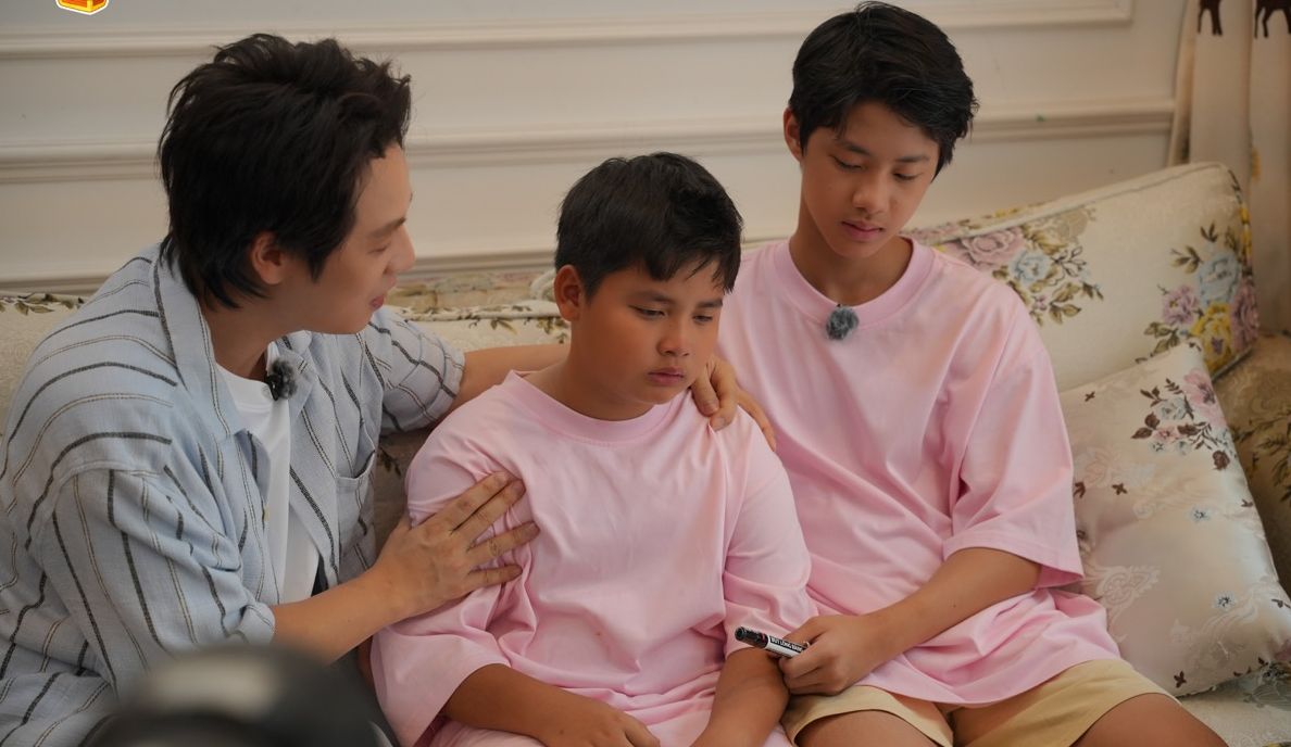 Đăng Khôi và các con. Ảnh: Nhà sản xuất.