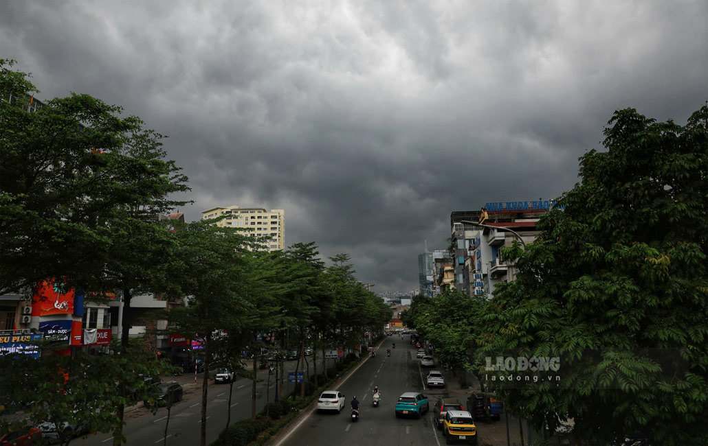 Nhiều khu vực tại Hà Nội ghi nhận mây đen bao trùm. Hình ảnh được ghi nhận tại phường Yên Hòa (Hà Nội) vào khoảng 9h sáng nay. Ảnh: Tô Thế