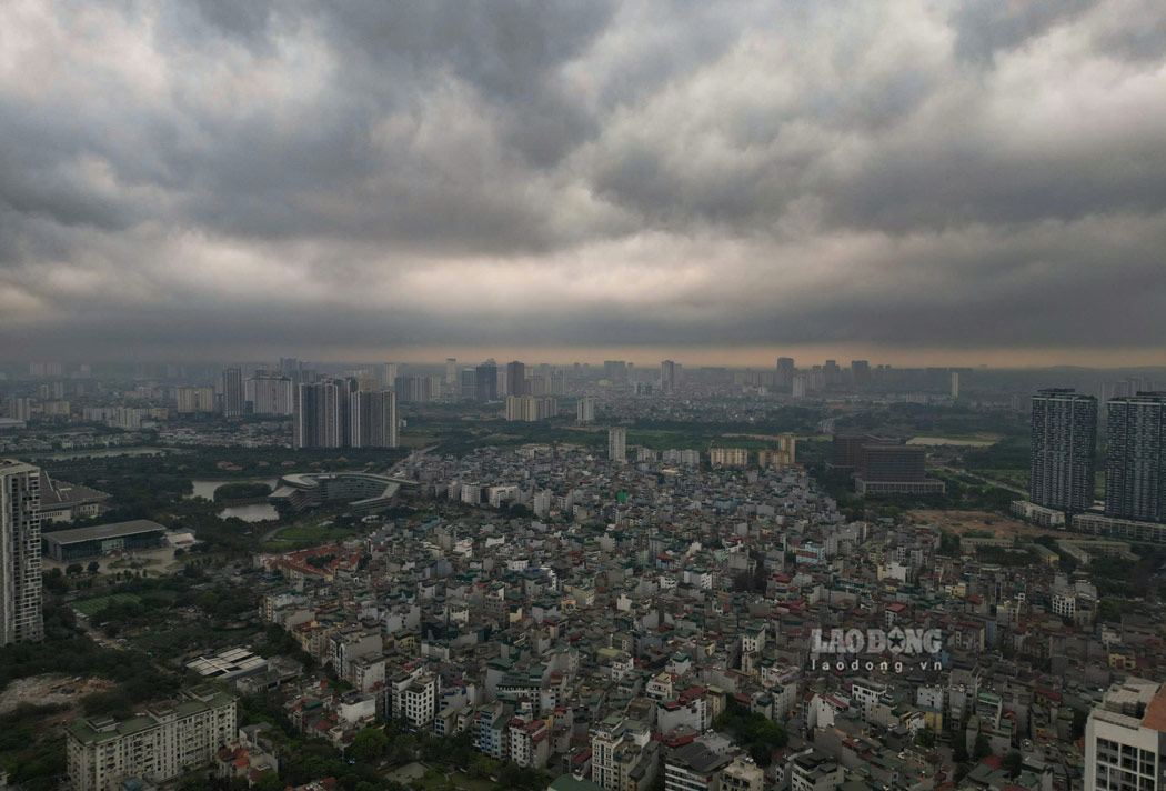 Hanoi darkened in broad daylight, a series of vehicles had to turn on traffic lights