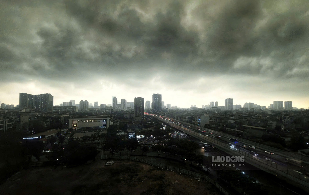 Trên khu vực phường Nghĩa Đô (Hà Nội), các dải mây đen cũng xuất hiện trên bầu trời. Ảnh: Tô Thế