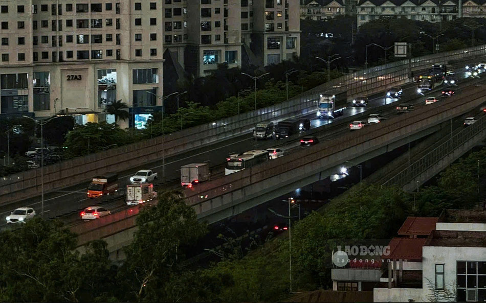 Do mây đen kéo về, trên đường vành đai 3 trên cao, có thời điểm các phương tiện phải bật đèn để di chuyển. Ảnh: Tô Thế